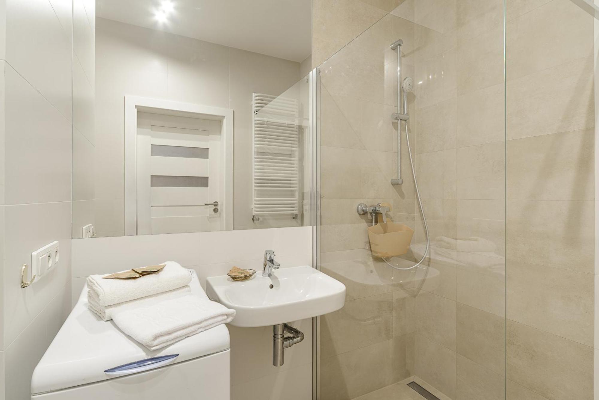 19 Dzielnica Kolejowa P&O Serviced Apartments Warschau Buitenkant foto